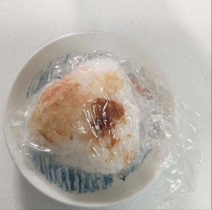 かつお節と梅肉とゴマのおにぎり