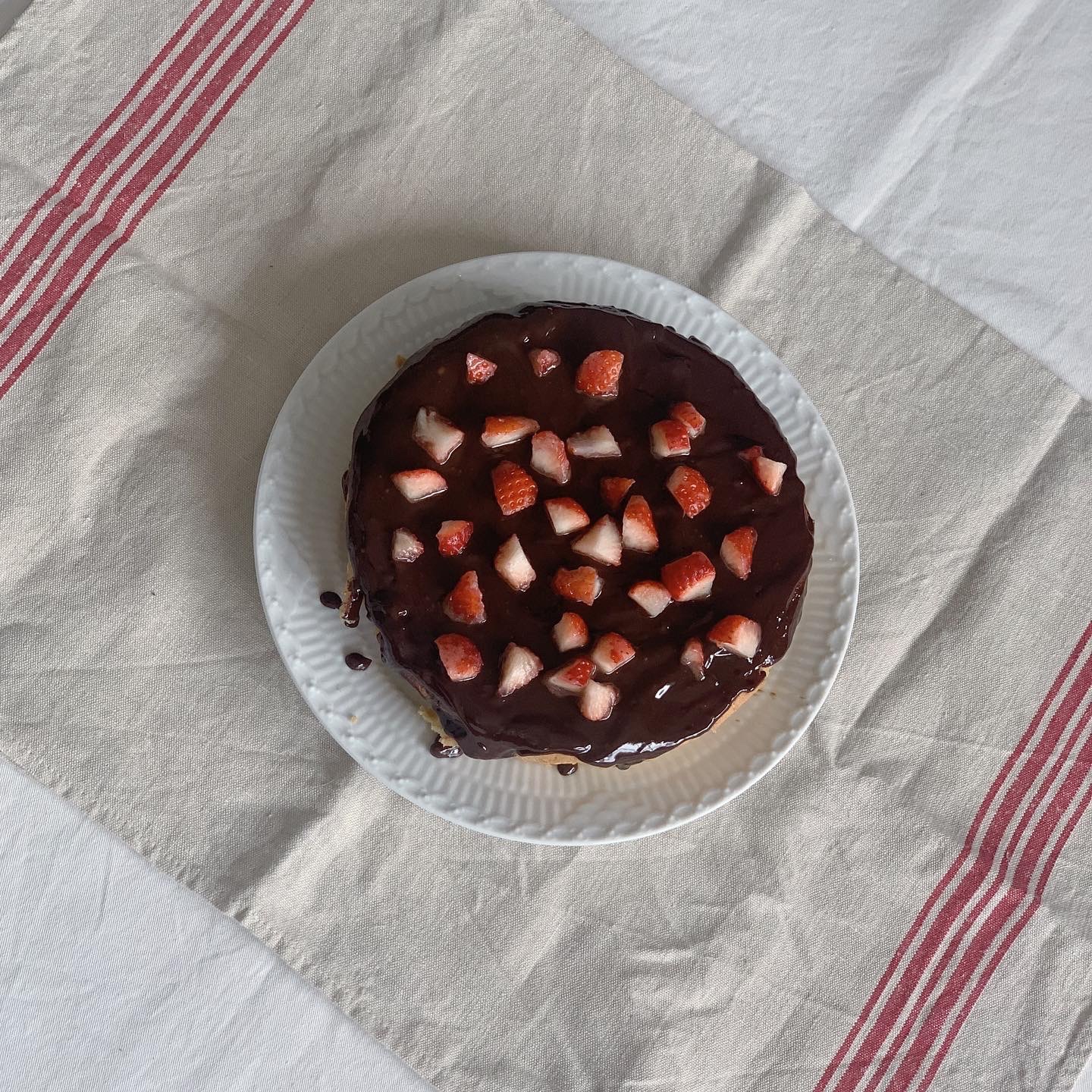 いちごチョコケーキの上のシロップ