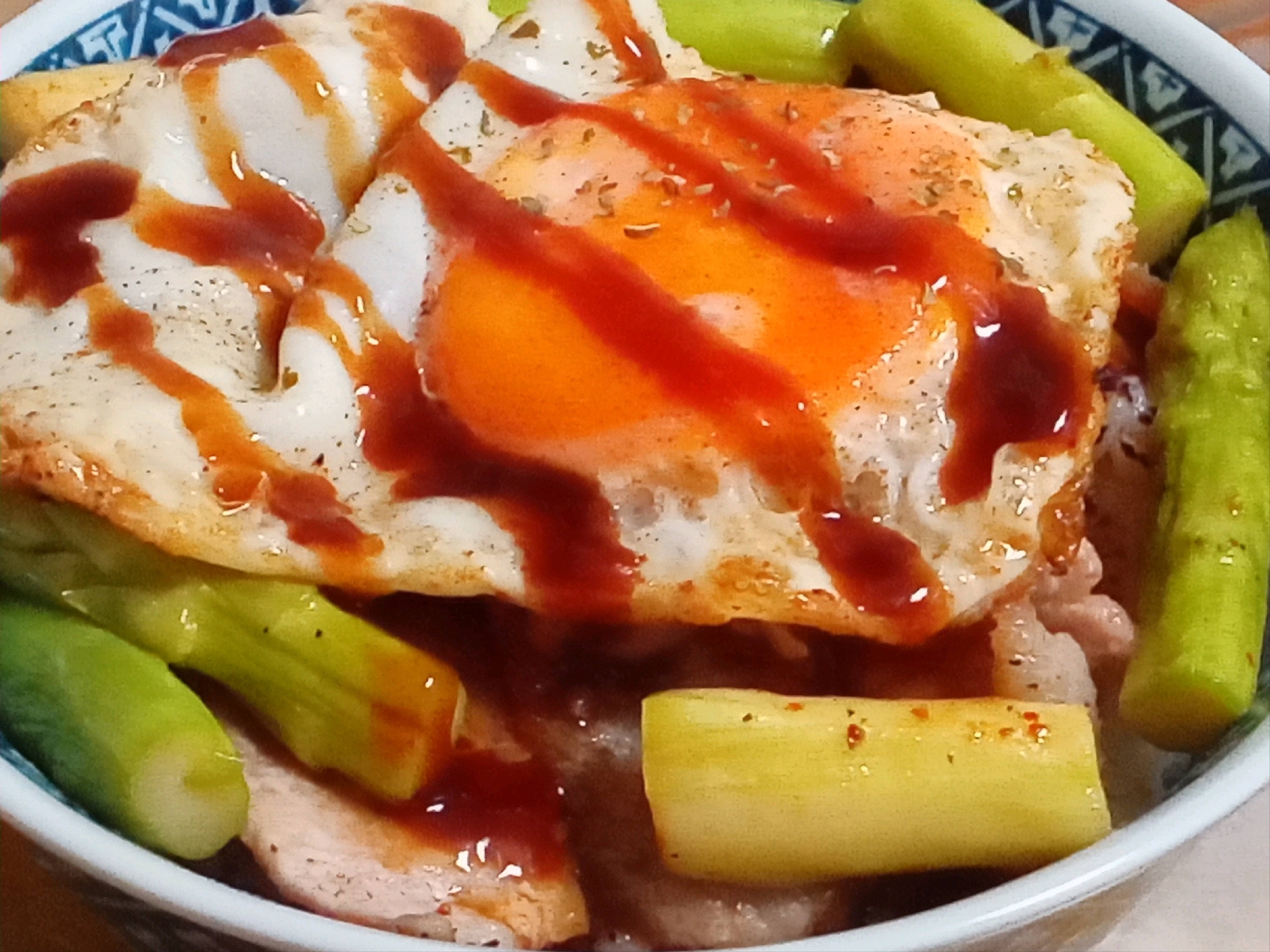 塩茹でアスパラの豚丼！ふりかけ、目玉焼き付♪