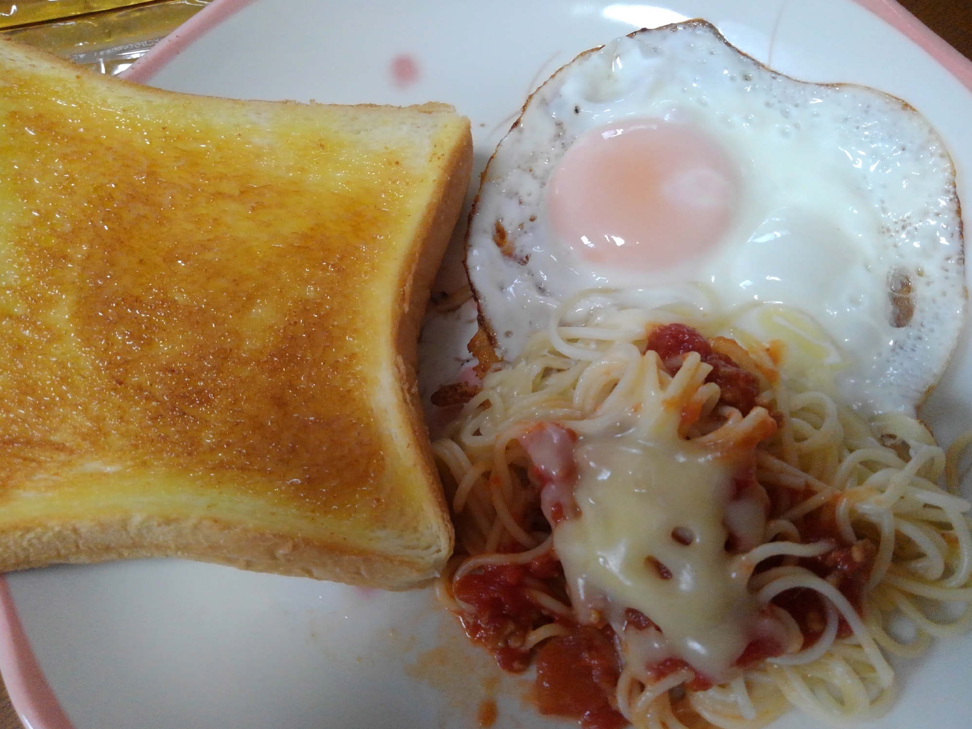 スパゲッティー&目玉焼きのトーストプレート