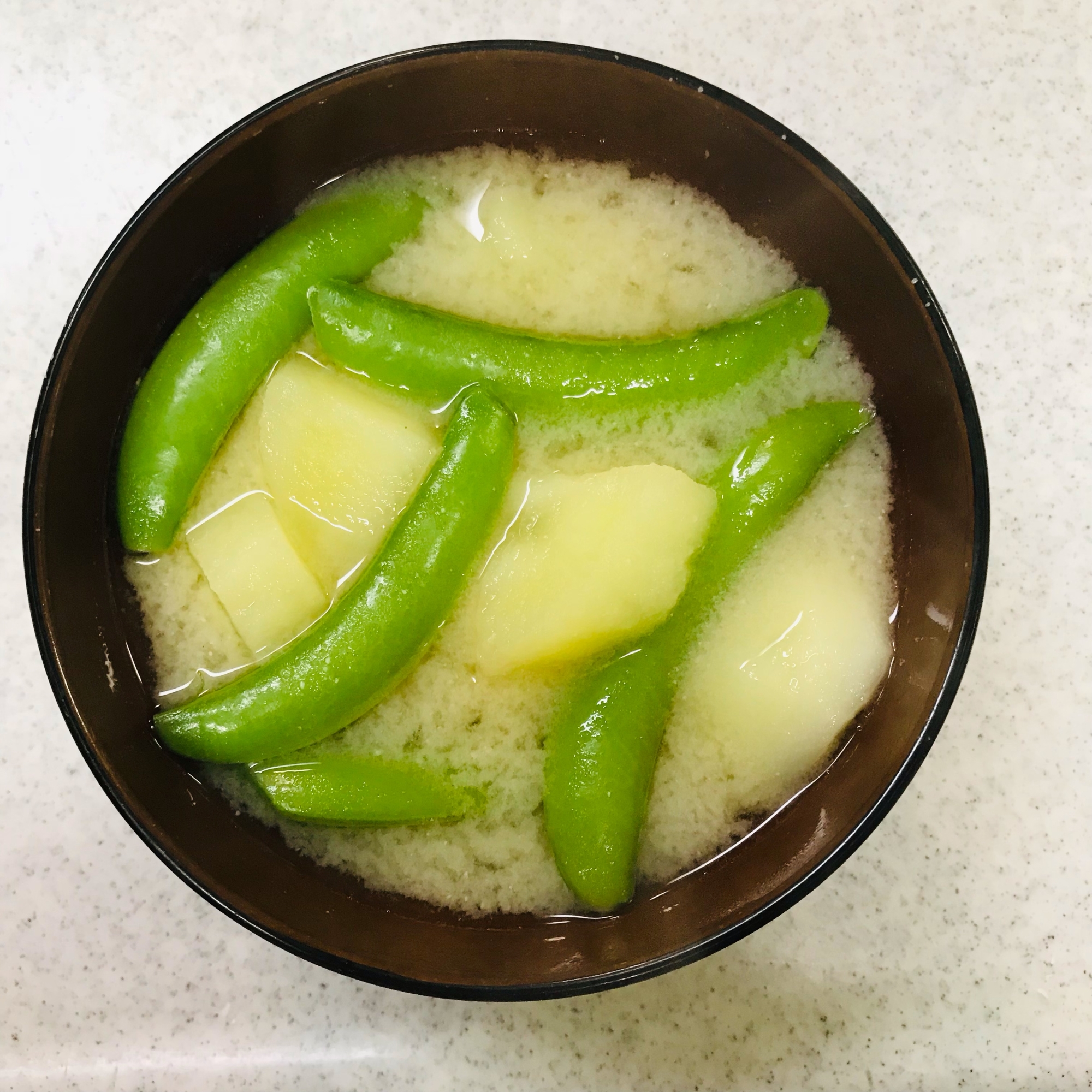 じゃがいもとスナップえんどうの味噌汁