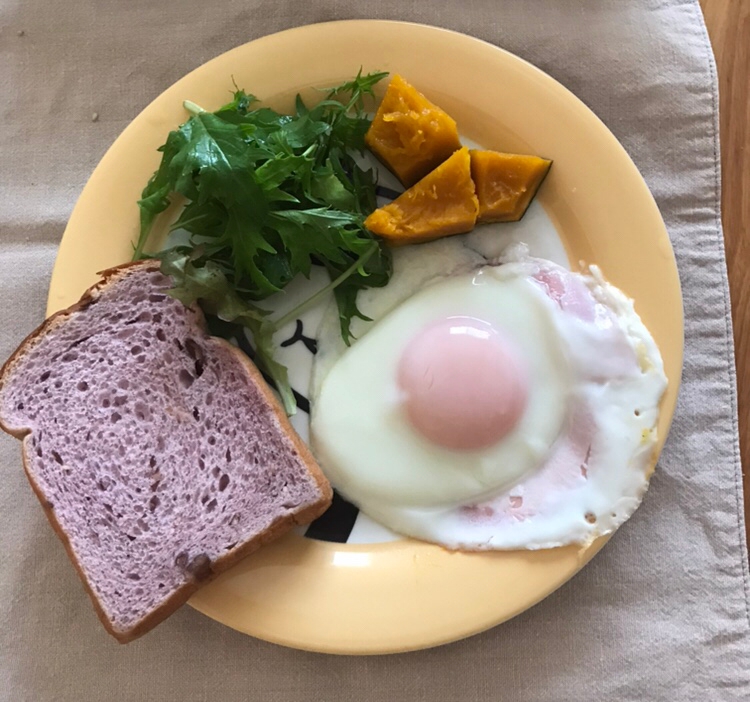 紫芋食パンとハムエッグの朝ごはん