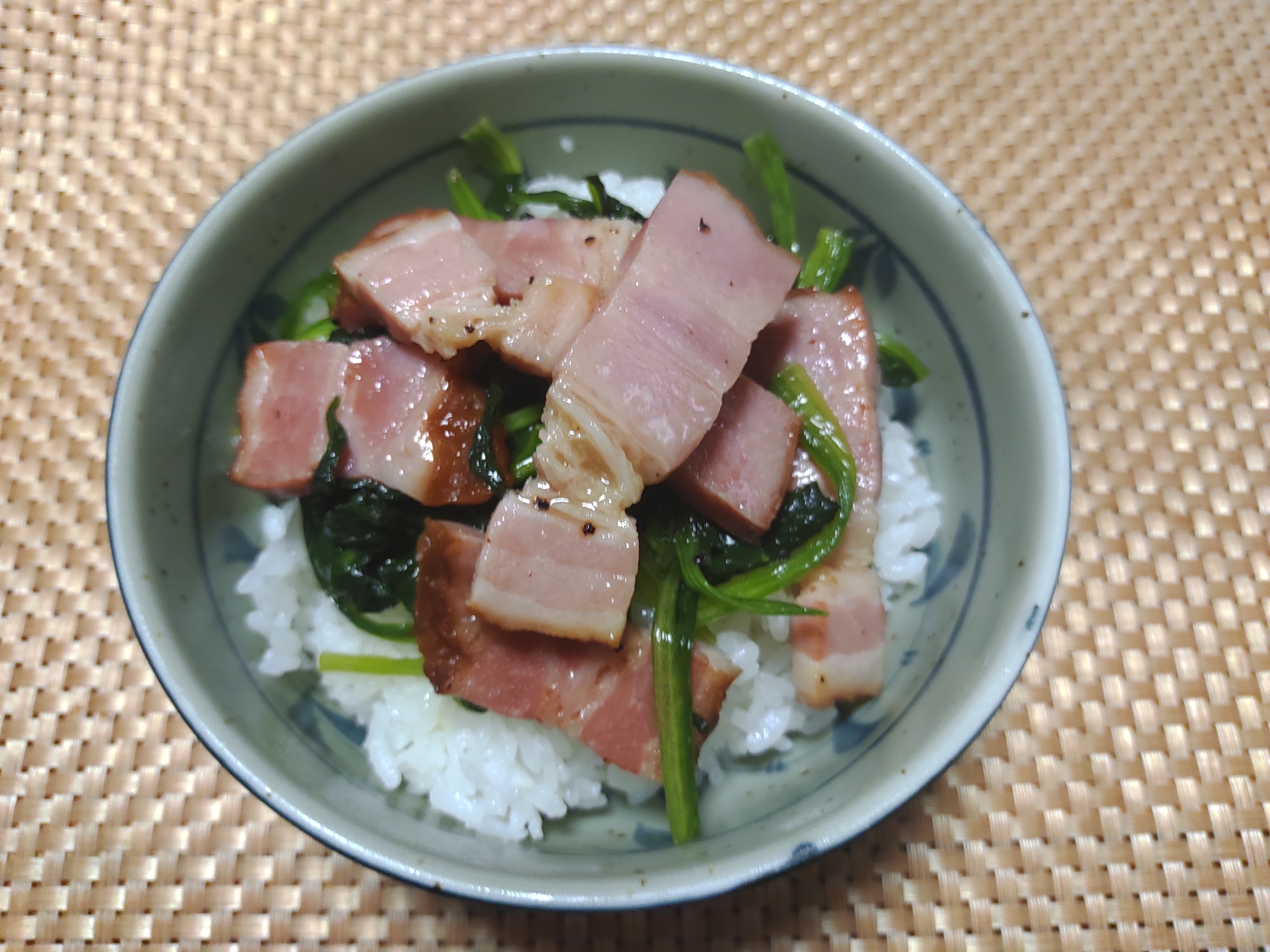 ベーコンとほうれん草のバター丼