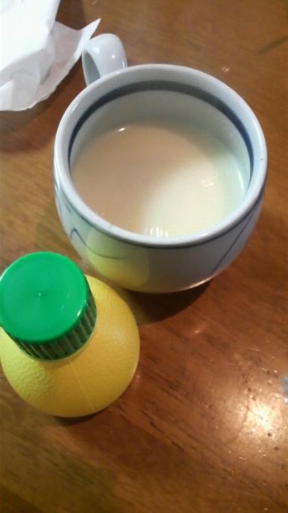 レモン汁を入れるだけで、牛乳がヨーグルトみたいにとろりとして驚きです！
酸味もきいていてすっきりとした口当たりで、おいしくいただきました（＾－＾）