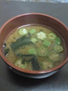 オクラとワカメのお味噌汁