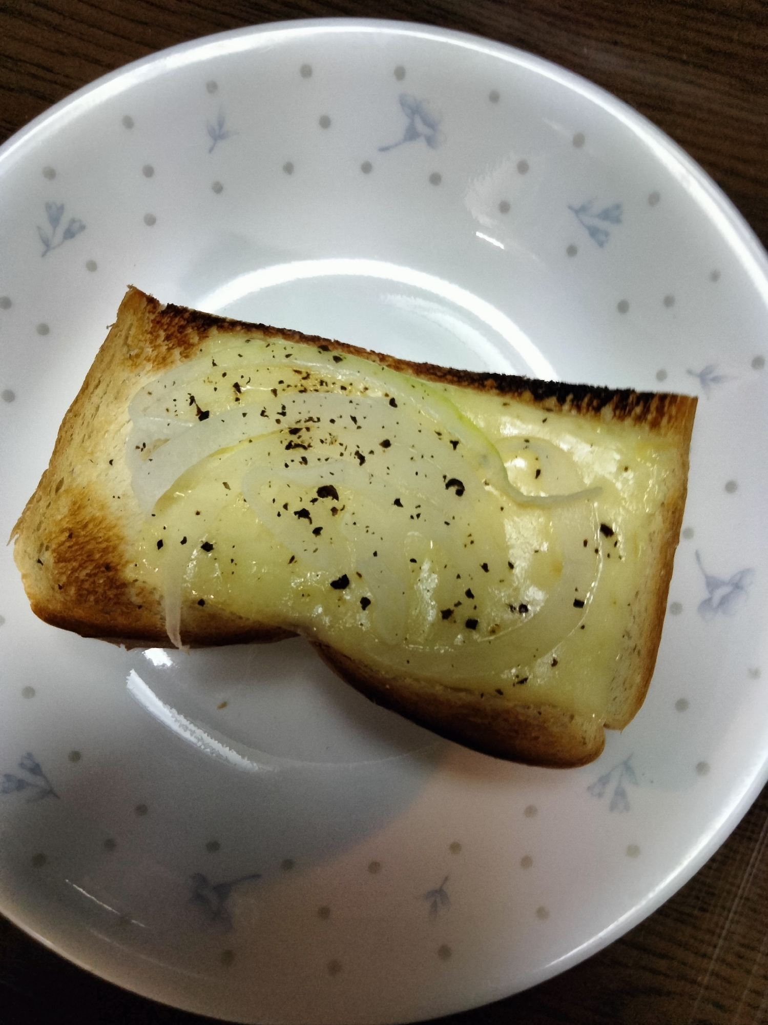 チーズトーストアレンジ 玉ねぎスライスのせて