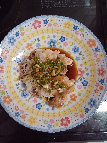 じーっくり焼きました。大きめのお肉が苦手なチビッ子に小さく切って、ボイルしたもやしを添えて頂きます。