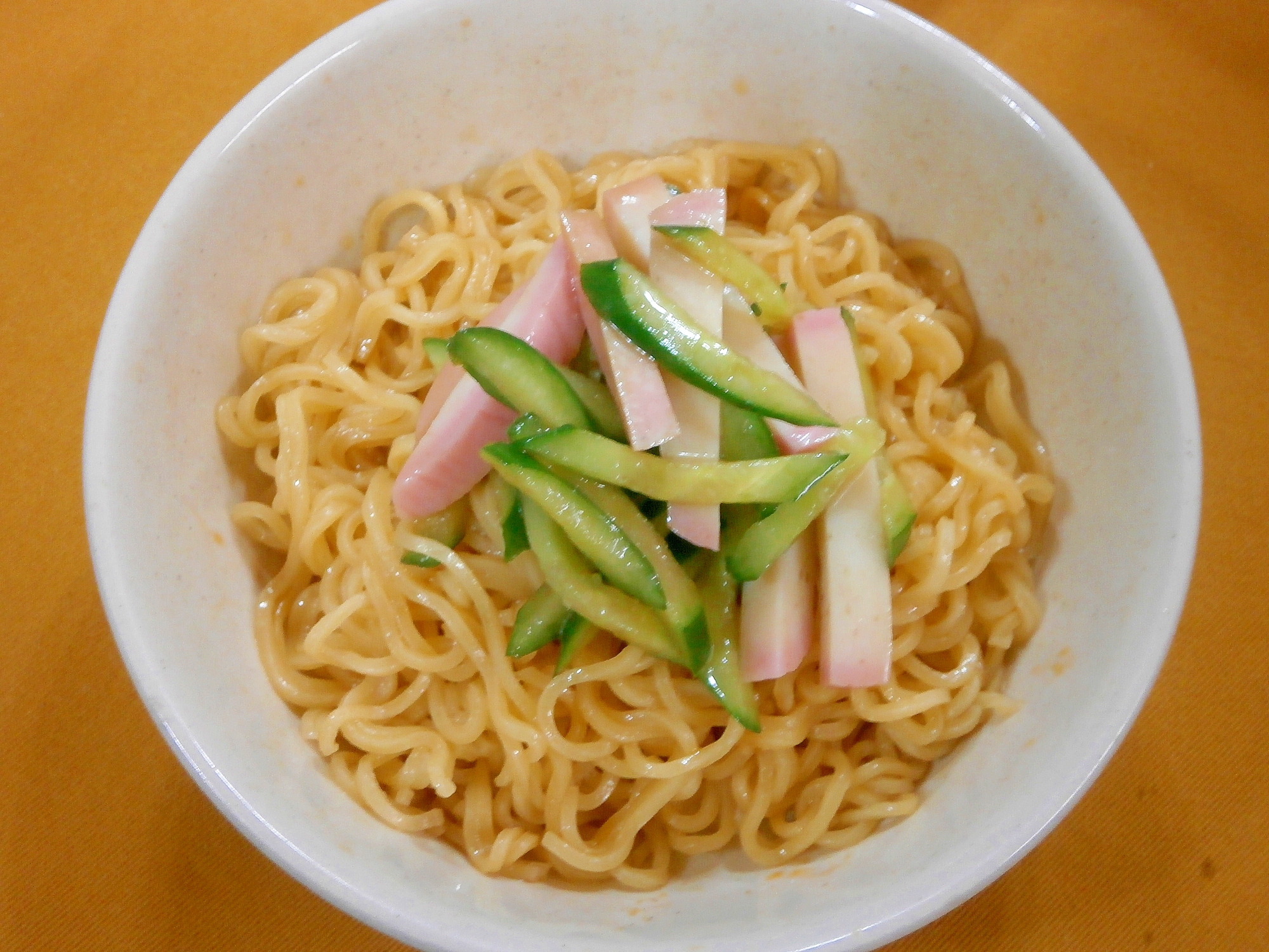 インスタントラーメンで☆かまぼこ・きゅうりの油そば