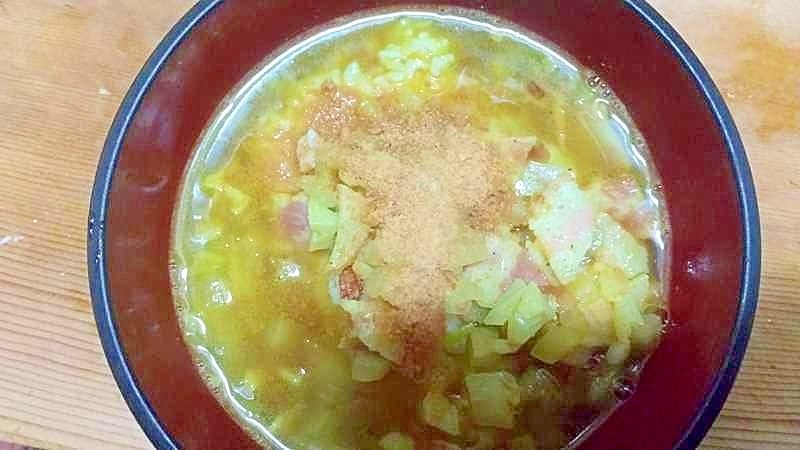 辛味入り汁かけ飯/ベーコン玉ねぎ大蒜あごだし