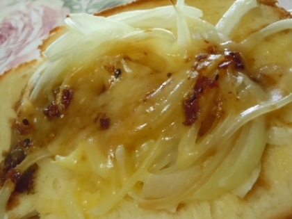 新玉葱とチースでガッツリ☆トースト
