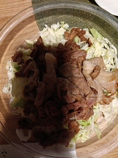 牛肉焼きにプチトマトとレタス添えて