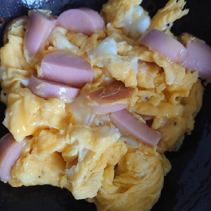 甘い卵の魚肉ソーセージ入りエッグ