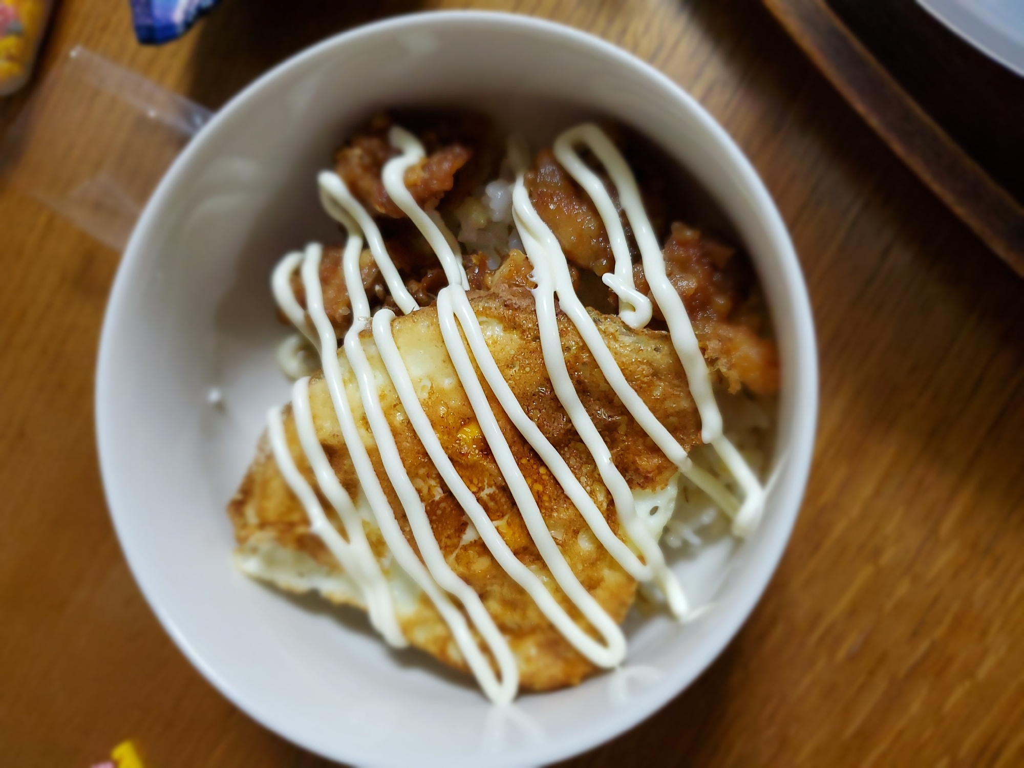 唐揚げと目玉焼きのゆずマヨネーズ丼