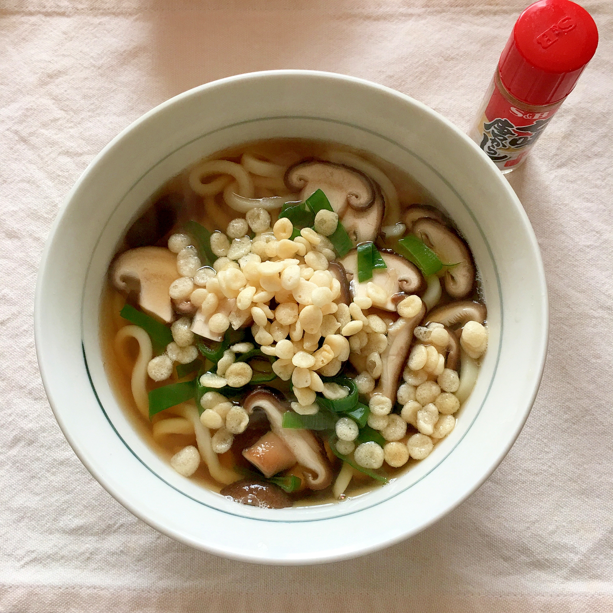 簡単節約♪椎茸と長ネギの青い所の天かすうどん♡