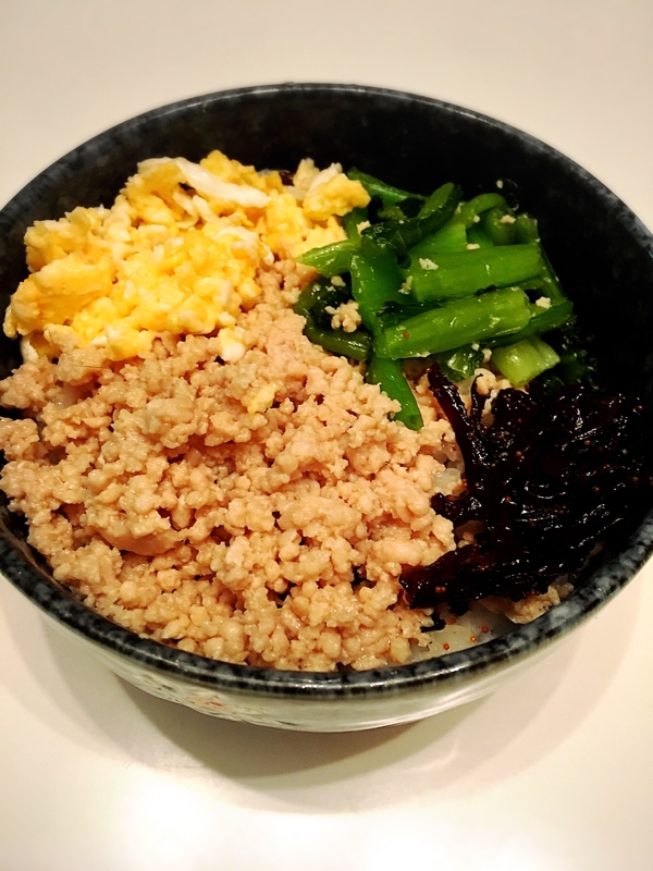 おにぎらずの具材残りの４色丼