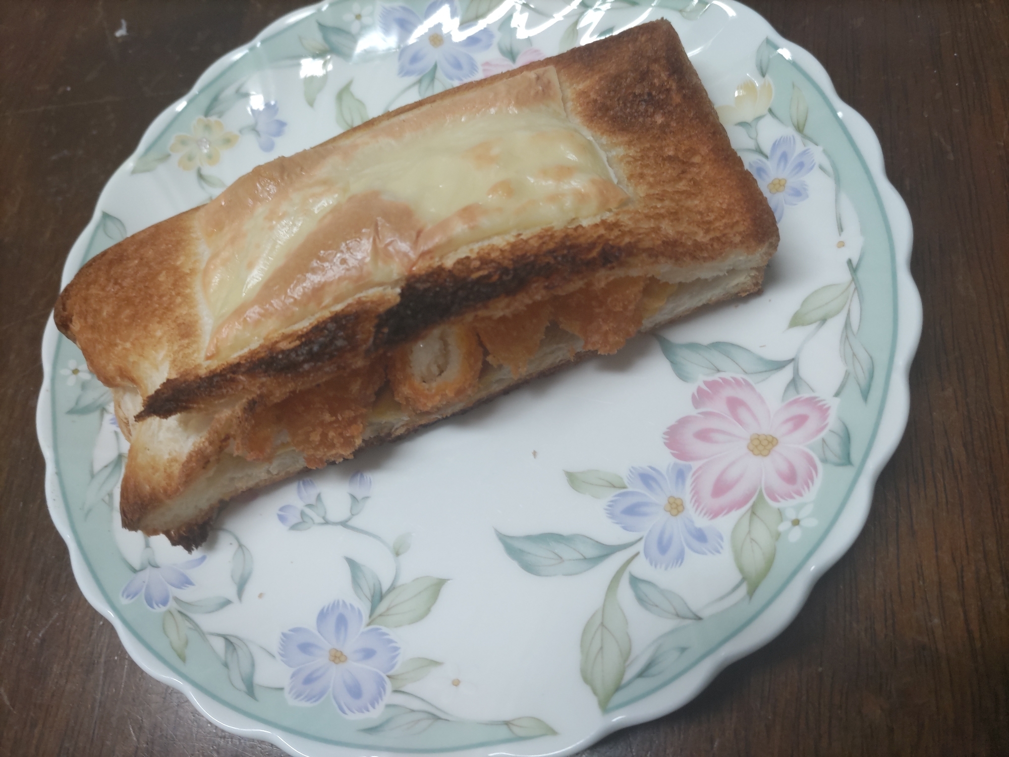 コロッケとゆで卵マヨ入りチーズサンド