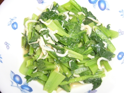 小松菜とちりめんじゃこはよい組み合わせですよね。
ゴマ油の風味も食欲をそそるし、本当にご飯によく合います。
麺つゆで味付けするのは本当に便利ですよね。