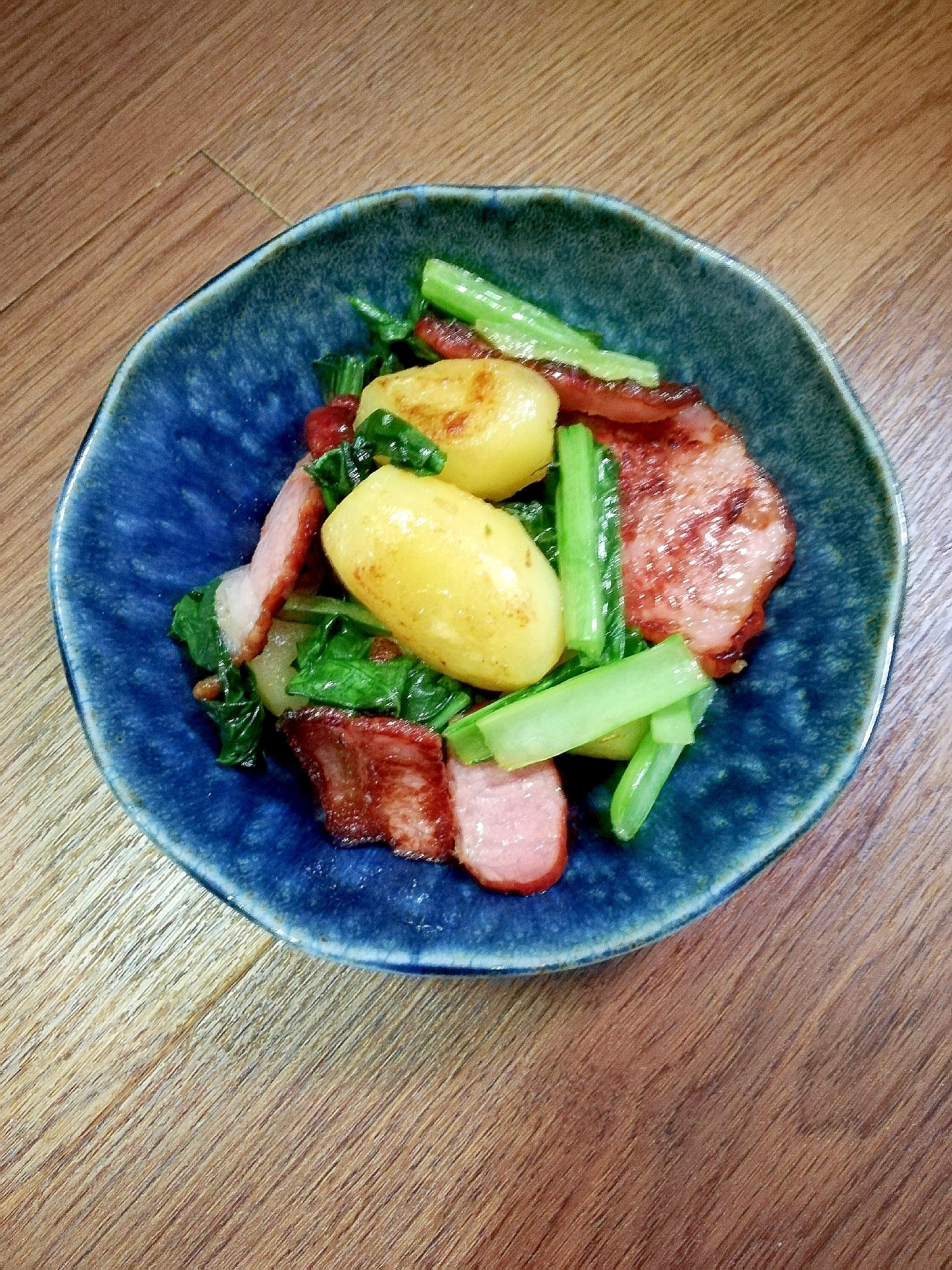 青い器に入ったじゃがいもと小松菜とベーコンのバター醤油炒め