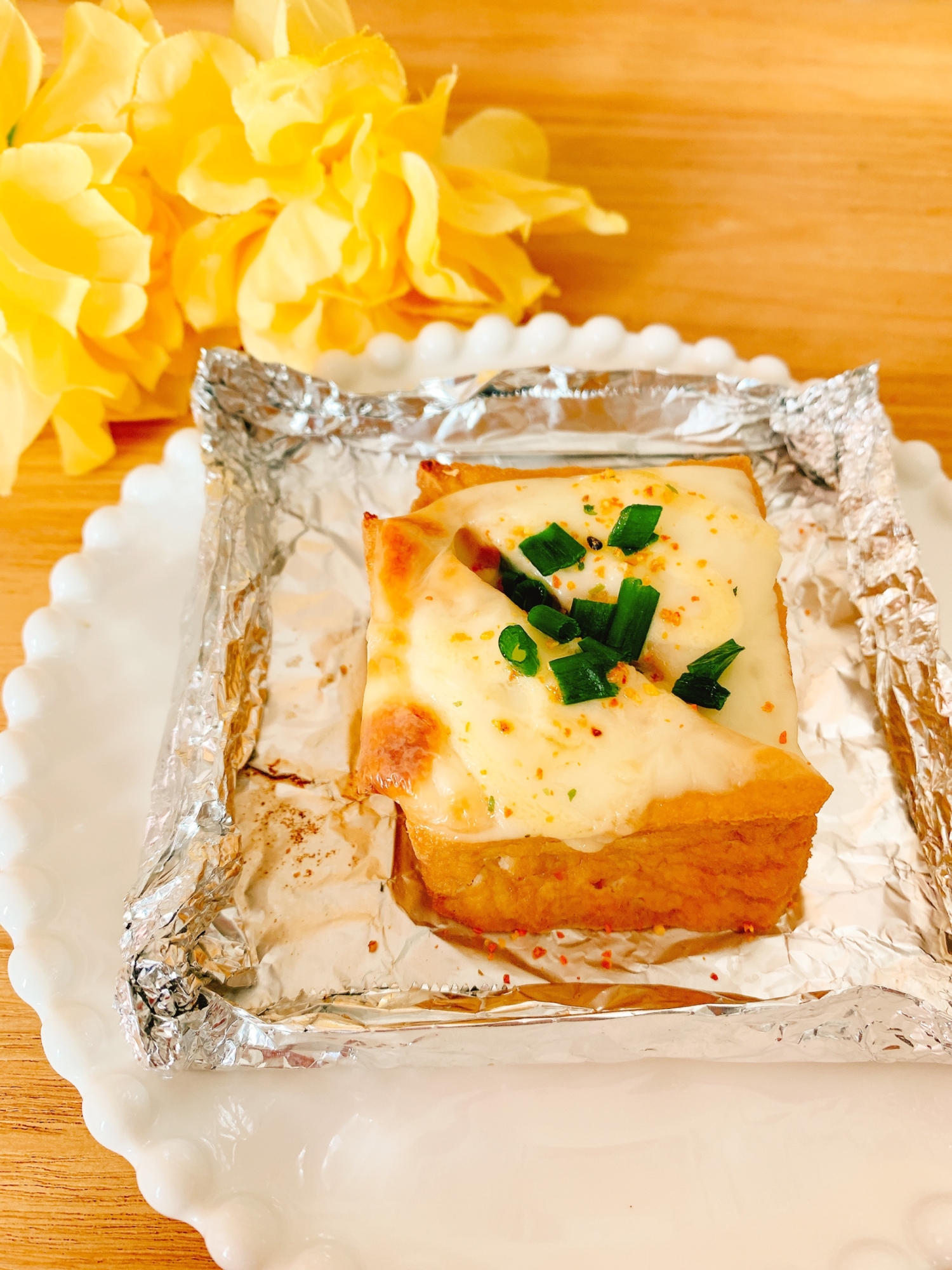 おもてなし料理!厚揚げチーズ焼き♪ネギと七味唐辛子