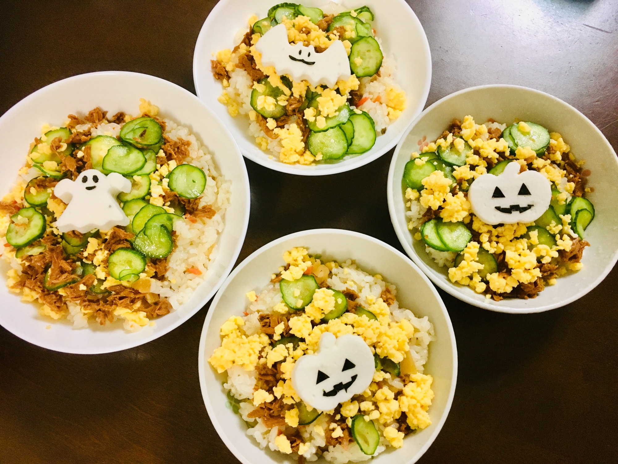 白い器に盛り付けたハロウィンちらし寿司ケーキ