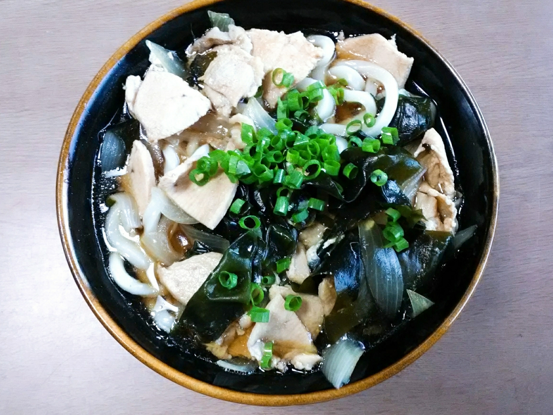 胸肉とワカメのうどん