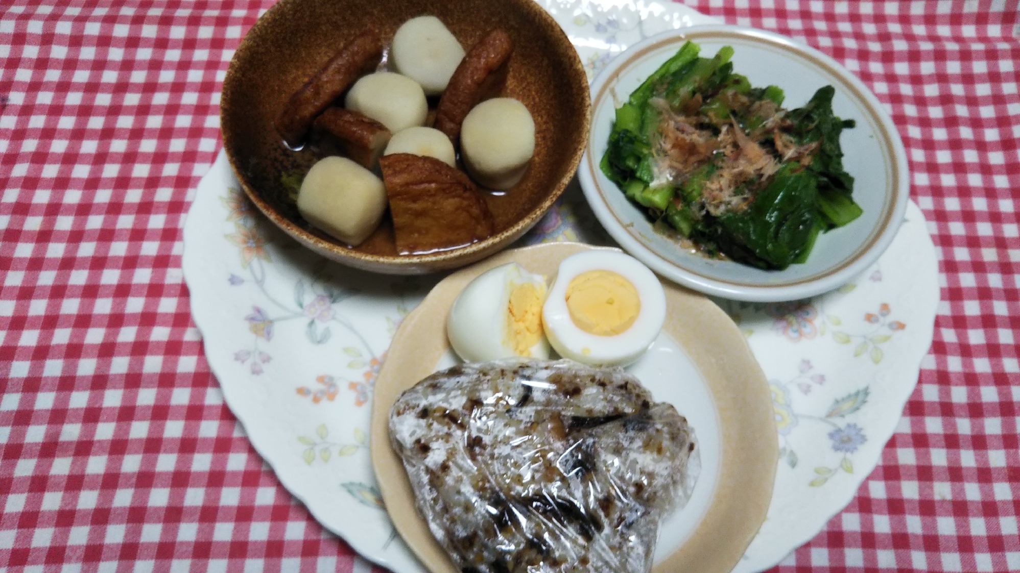 薩摩揚げ里芋の煮物と小松菜お浸しと錦松梅おにぎり☆