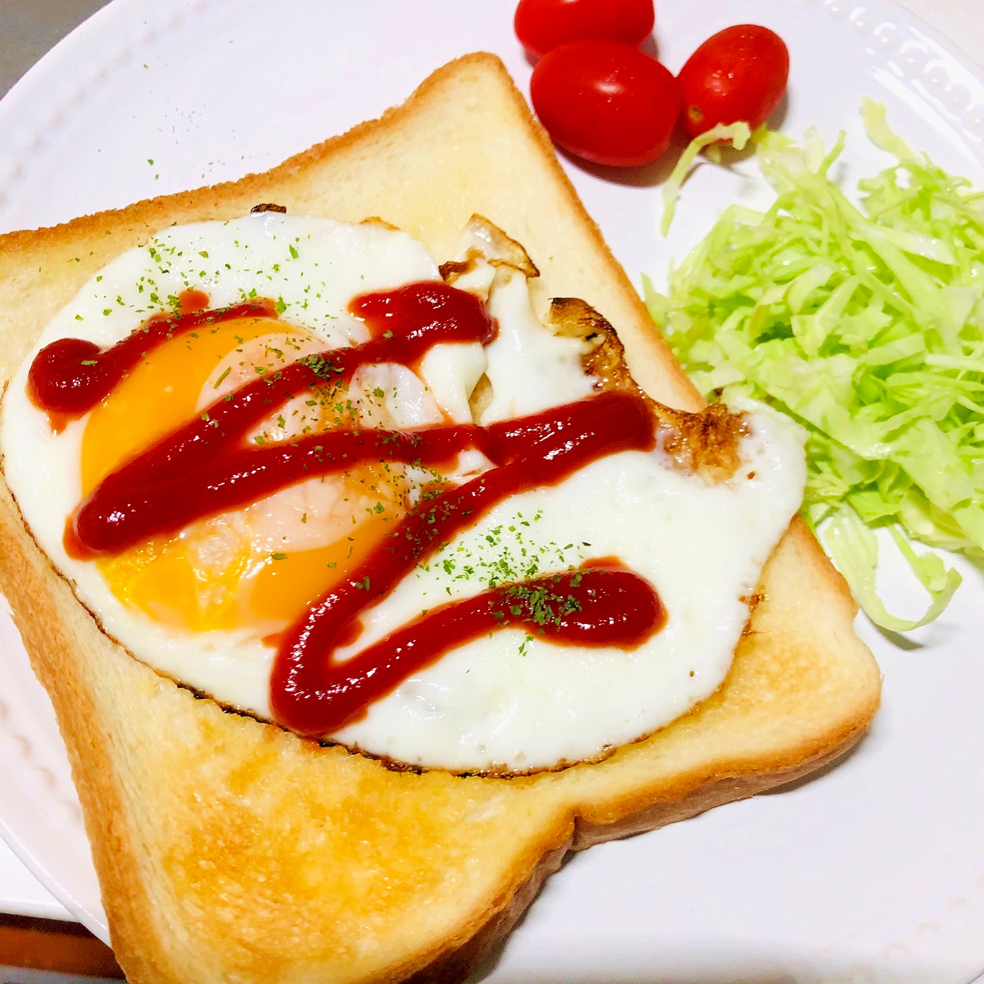 目玉焼きケチャップのトースト