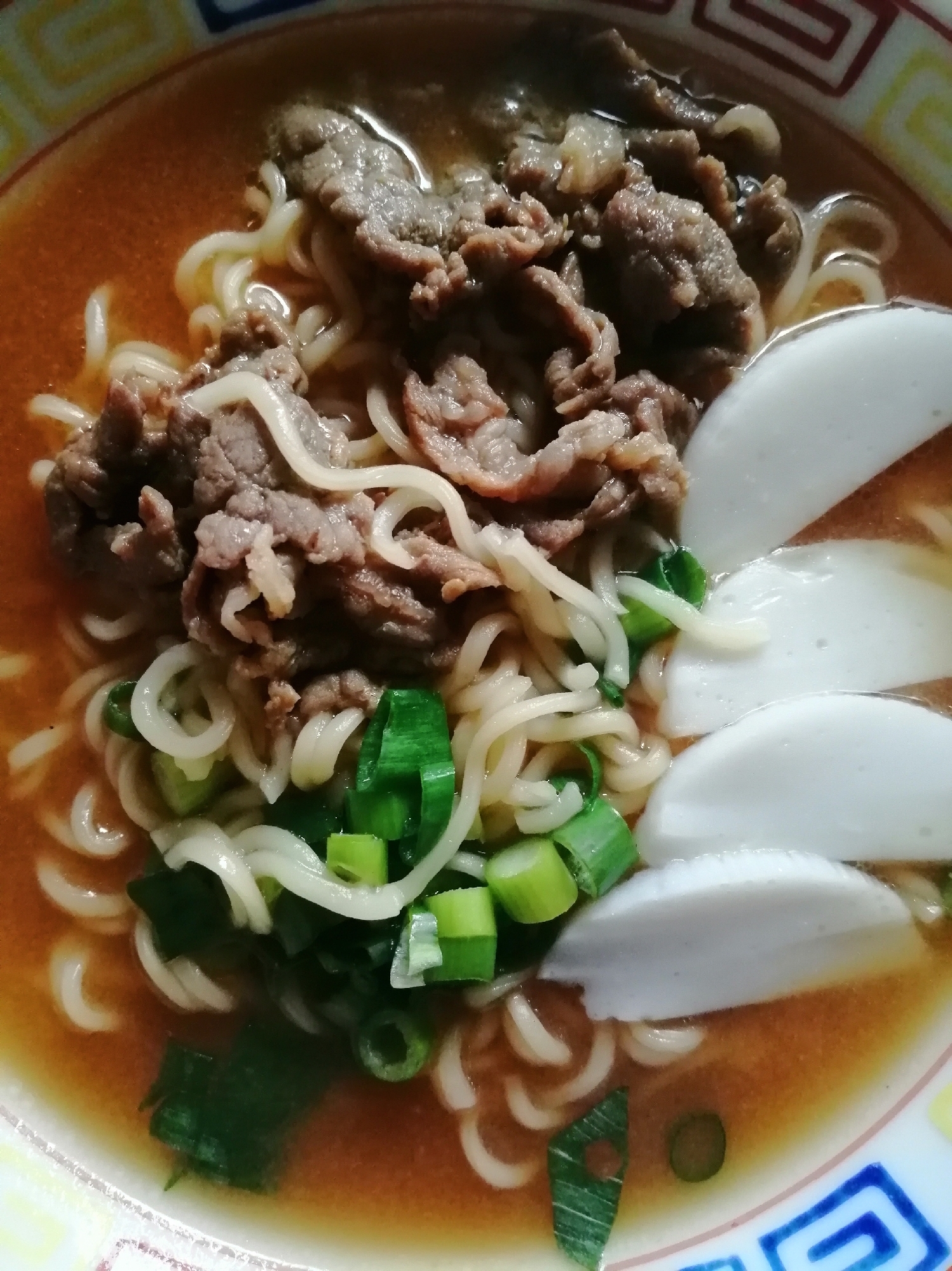 牛肉とかまぼことネギのインスタントラーメン