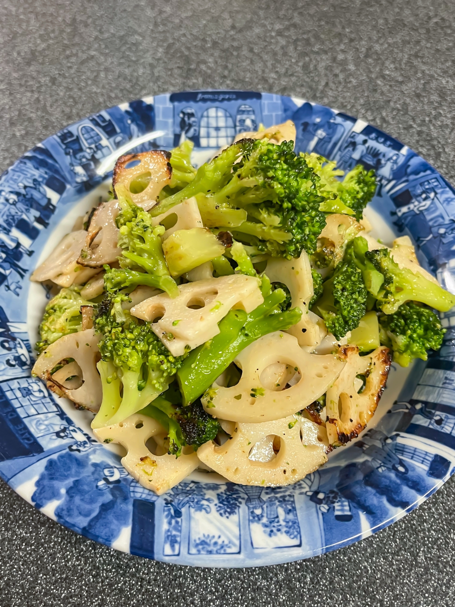 手軽で美味しい！ブロッコリーとレンコンの炒めもの♪