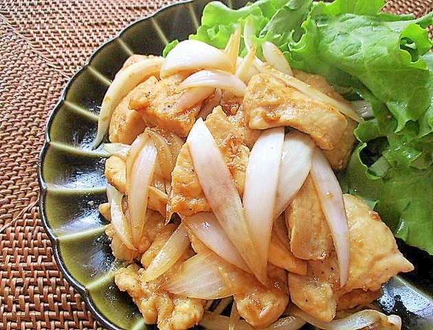 ご飯がすすむ！鶏むね肉と新玉ねぎの生姜焼き