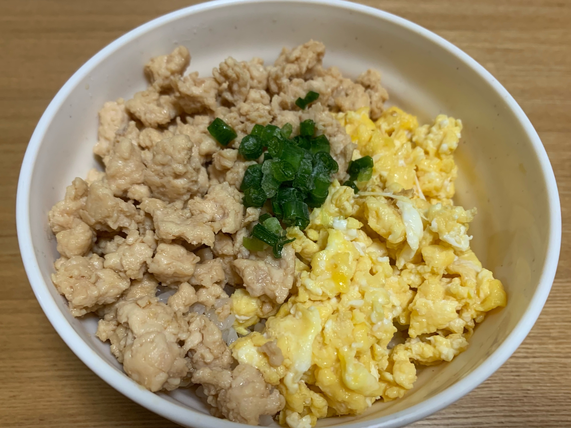 【フライパンひとつで！】卵、鶏胸肉の二色そぼろ丼