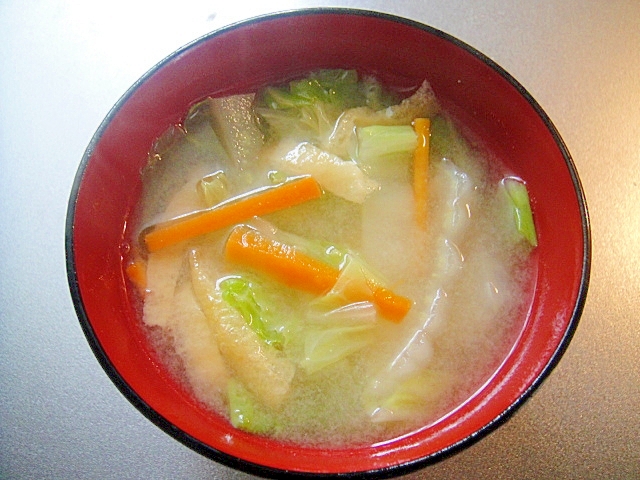 白菜人参油揚げの味噌汁
