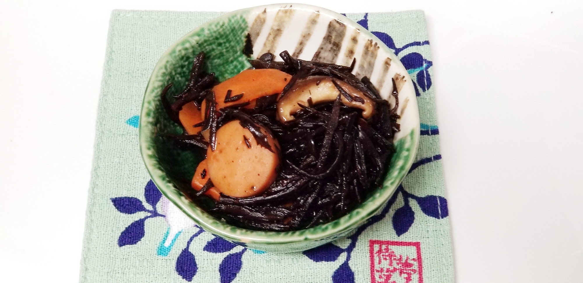 椎茸と人参と魚肉ソーセージとひじきの麺つゆ煮