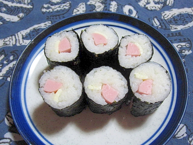 魚肉ソーセージとチーズの細巻き寿司