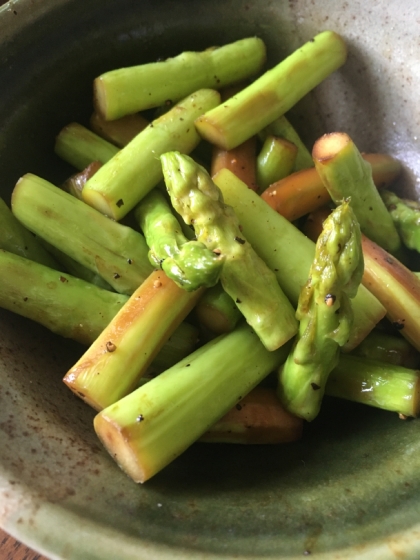 茎の太い所をピーラーで処理したら、そこにお醤油が染み込んで、美味しかった