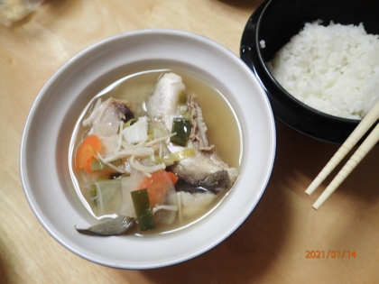 頂き物の鱈です。三枚おろしを失敗してしまい味噌汁にしたらいいかなと思い検索しました。