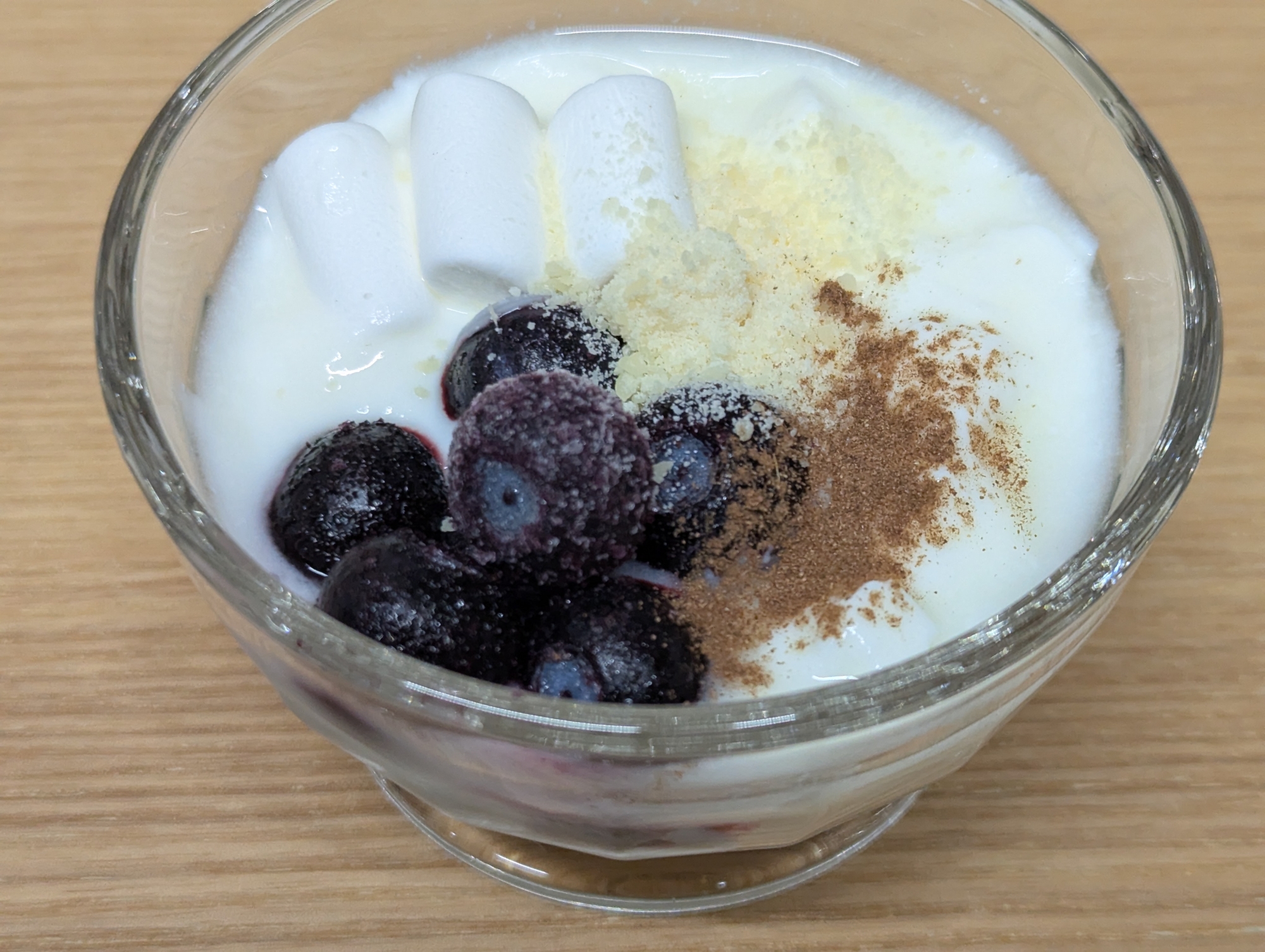 ブルーベリーと国産チーズがけヨーグルト