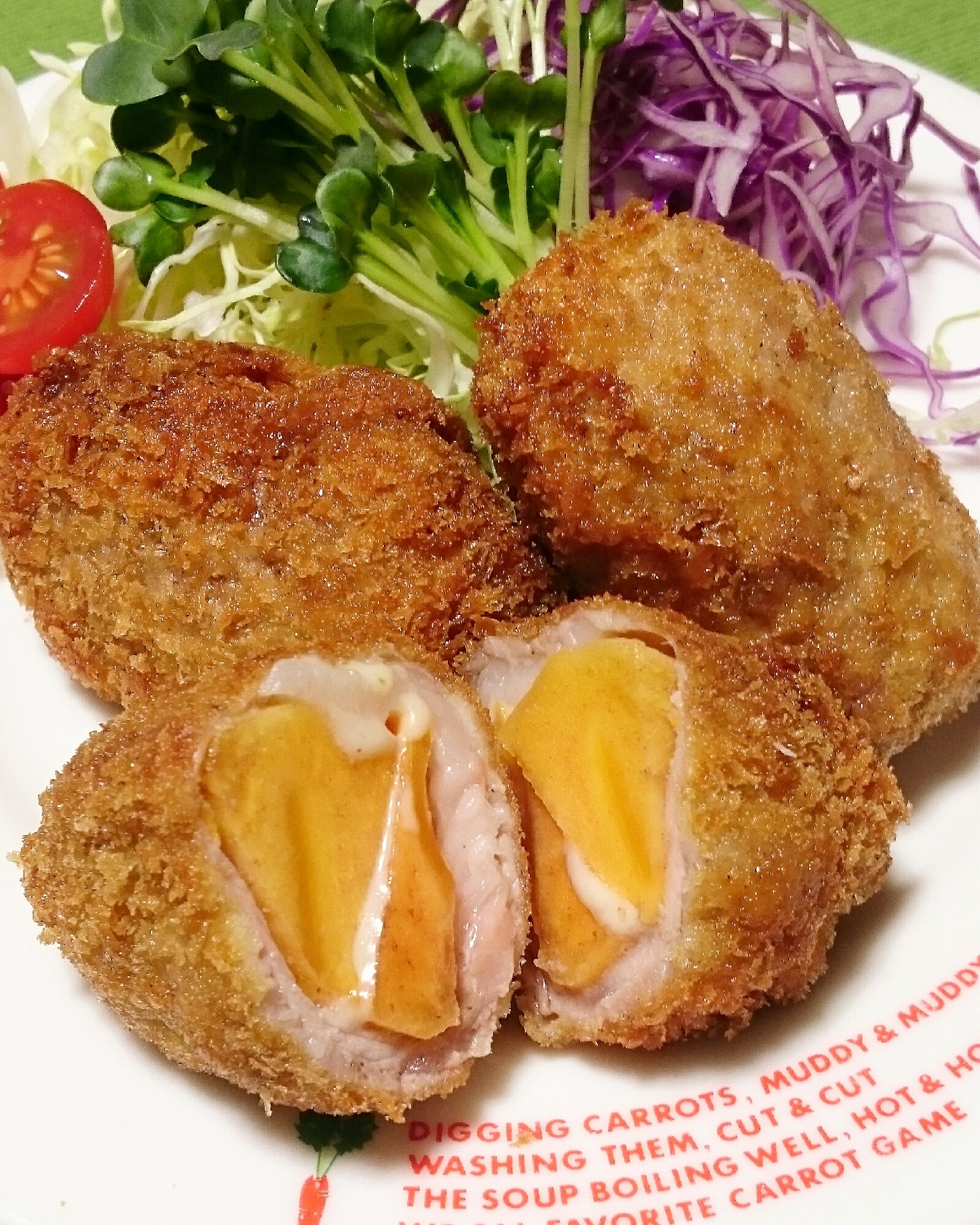 模様入りの白色の皿に盛られた柿の肉巻きチーズフライ