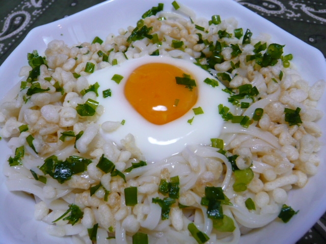 ぶっかけ冷やしたぬきうどん、温泉卵乗せ