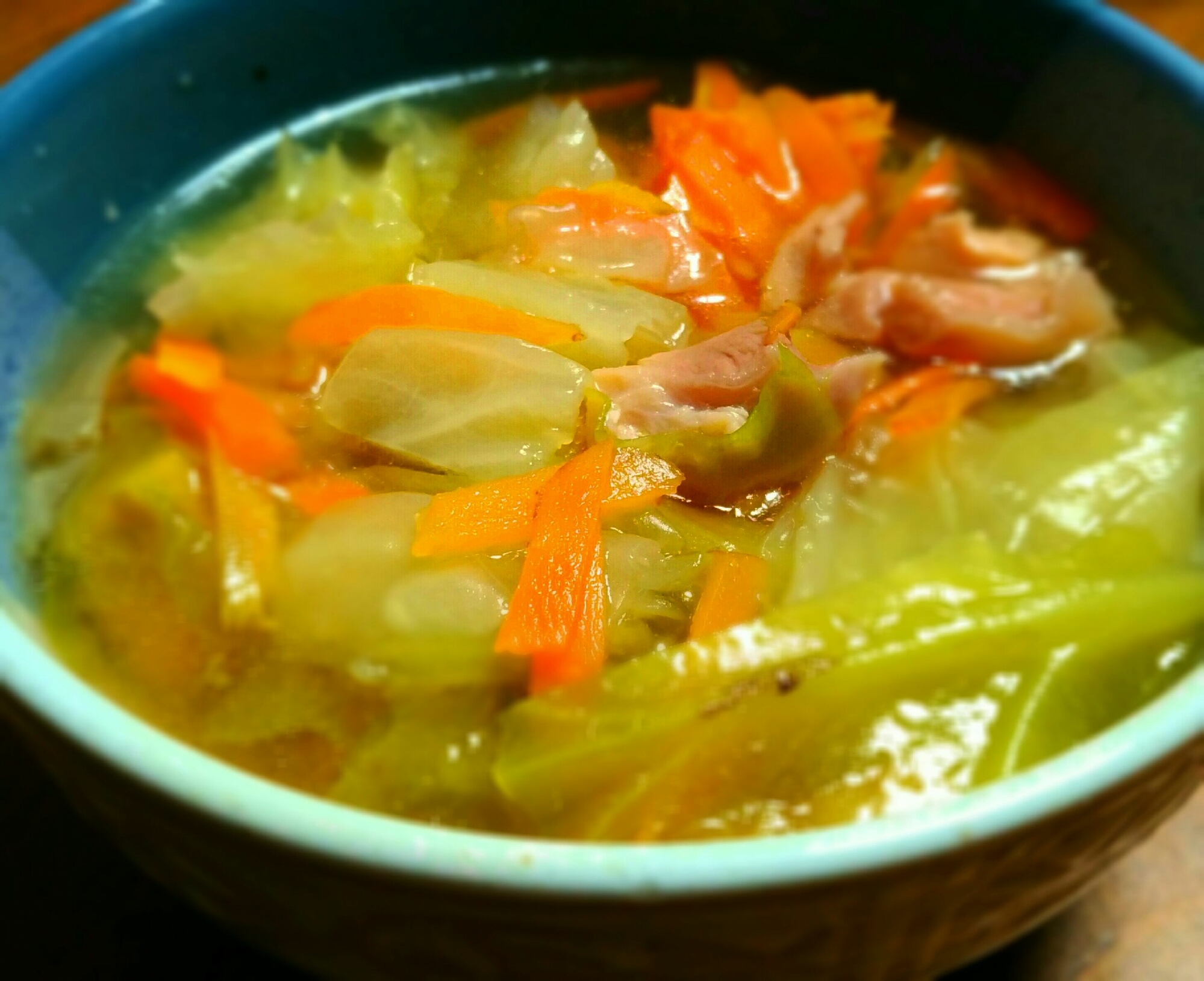 温まる～！鶏モモ肉とキャベツの中華スープ