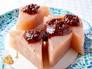 夏の海辺の味噌コンニャク