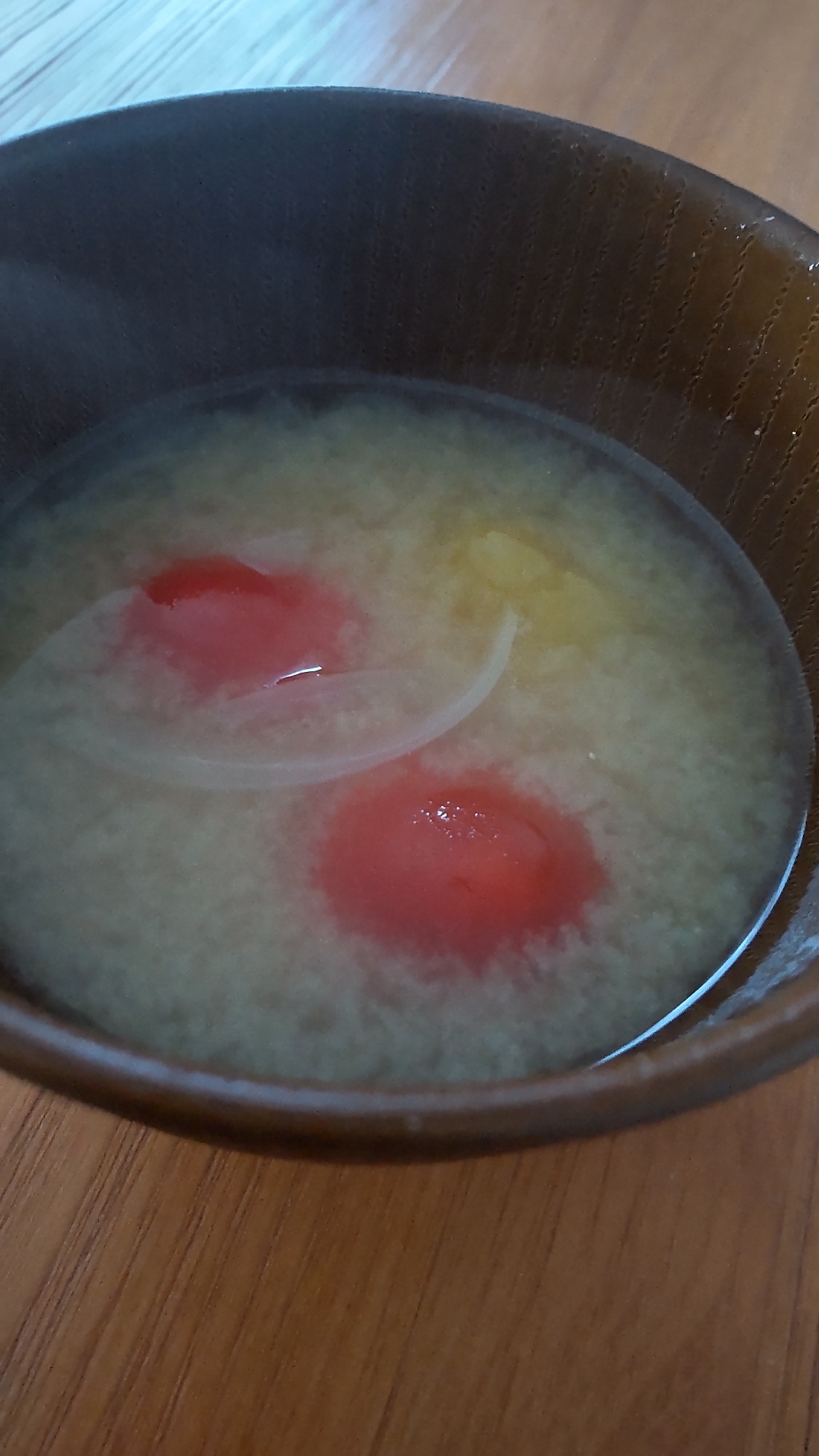 プチトマトと玉ねぎのお味噌汁