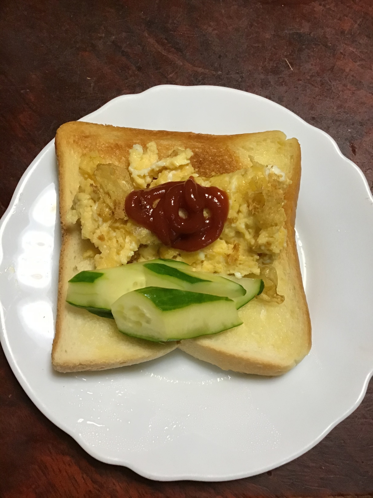 チーズ入り卵焼きと胡瓜の食パンサンド。