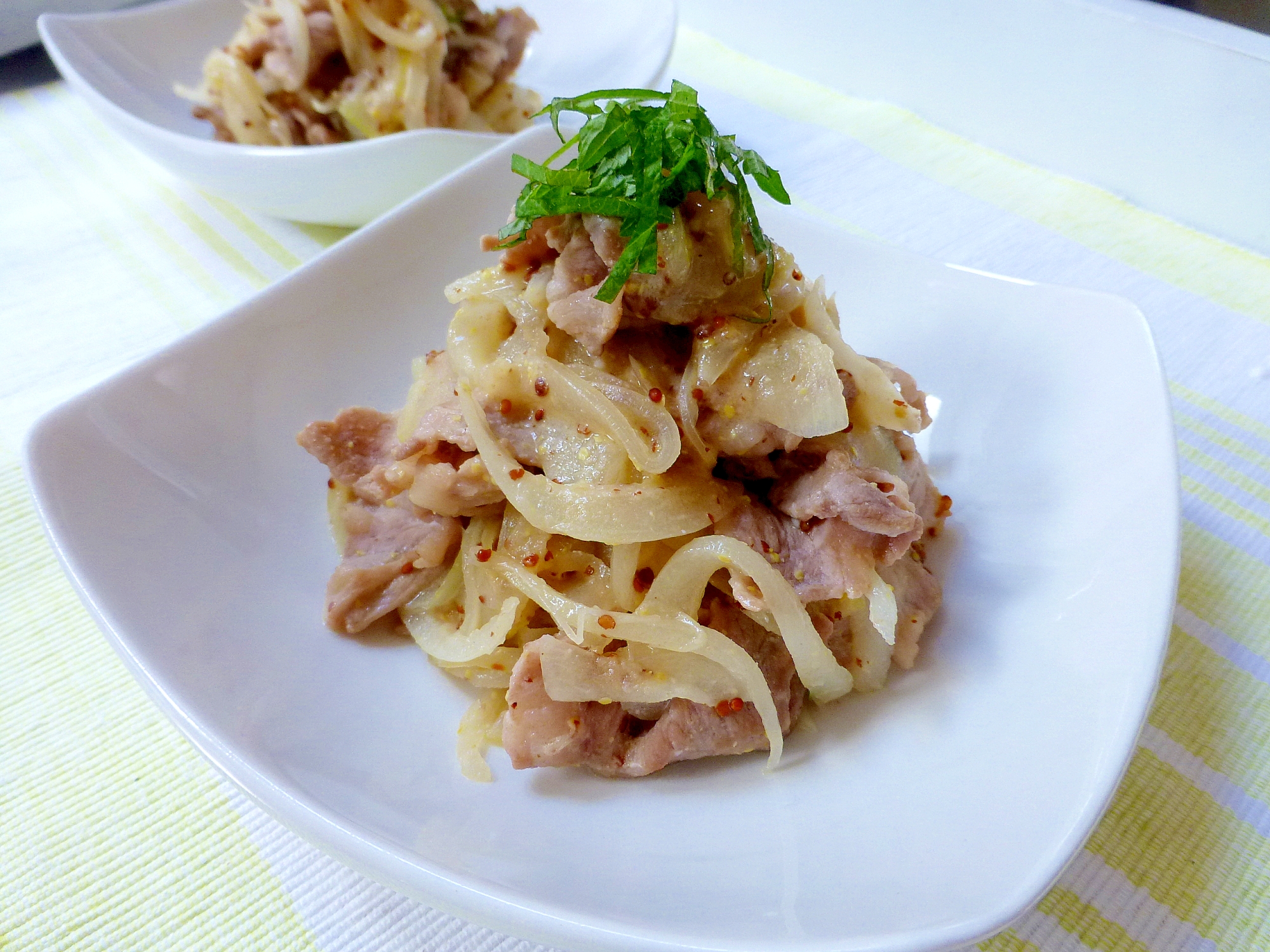 豚肉と玉葱の味噌マスタード炒め