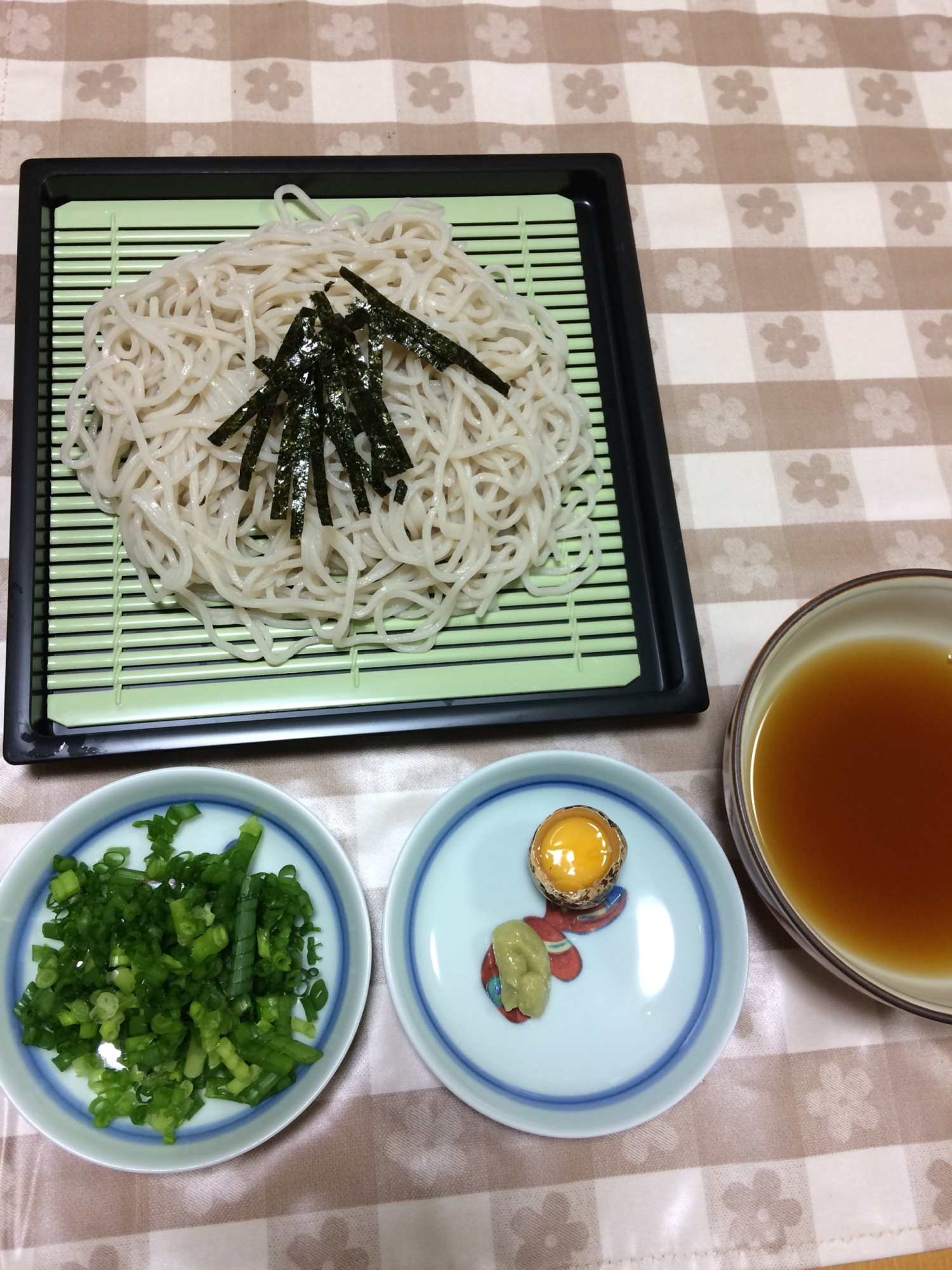 ネギと鶉卵でおいしさアップ！ざる蕎麦