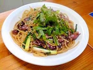 白いお皿に盛り付けられたホタルイカと小ねぎの和風パスタ