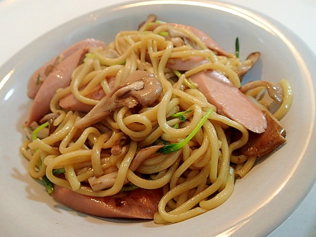 魚肉ソーセージと舞茸と豆苗の焼ちゃんぽん