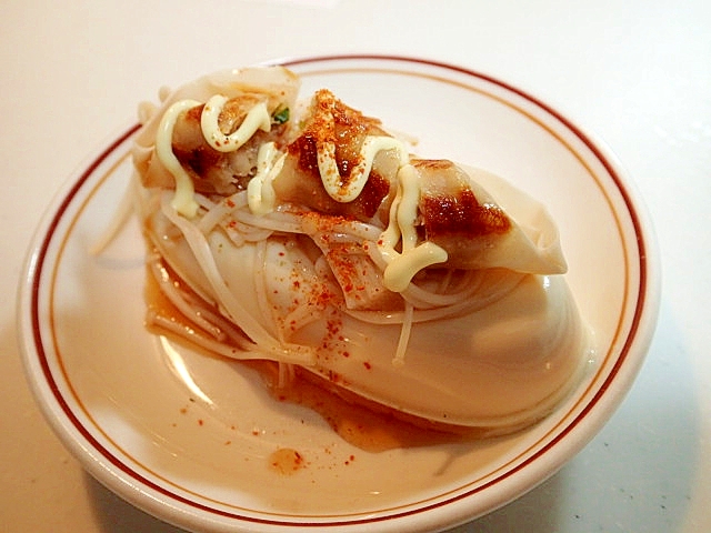 つゆ/マヨで　茹でえのきと焼き餃子のピリ辛冷奴