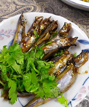 焼きししゃもの香菜コチュジャンソースがけ