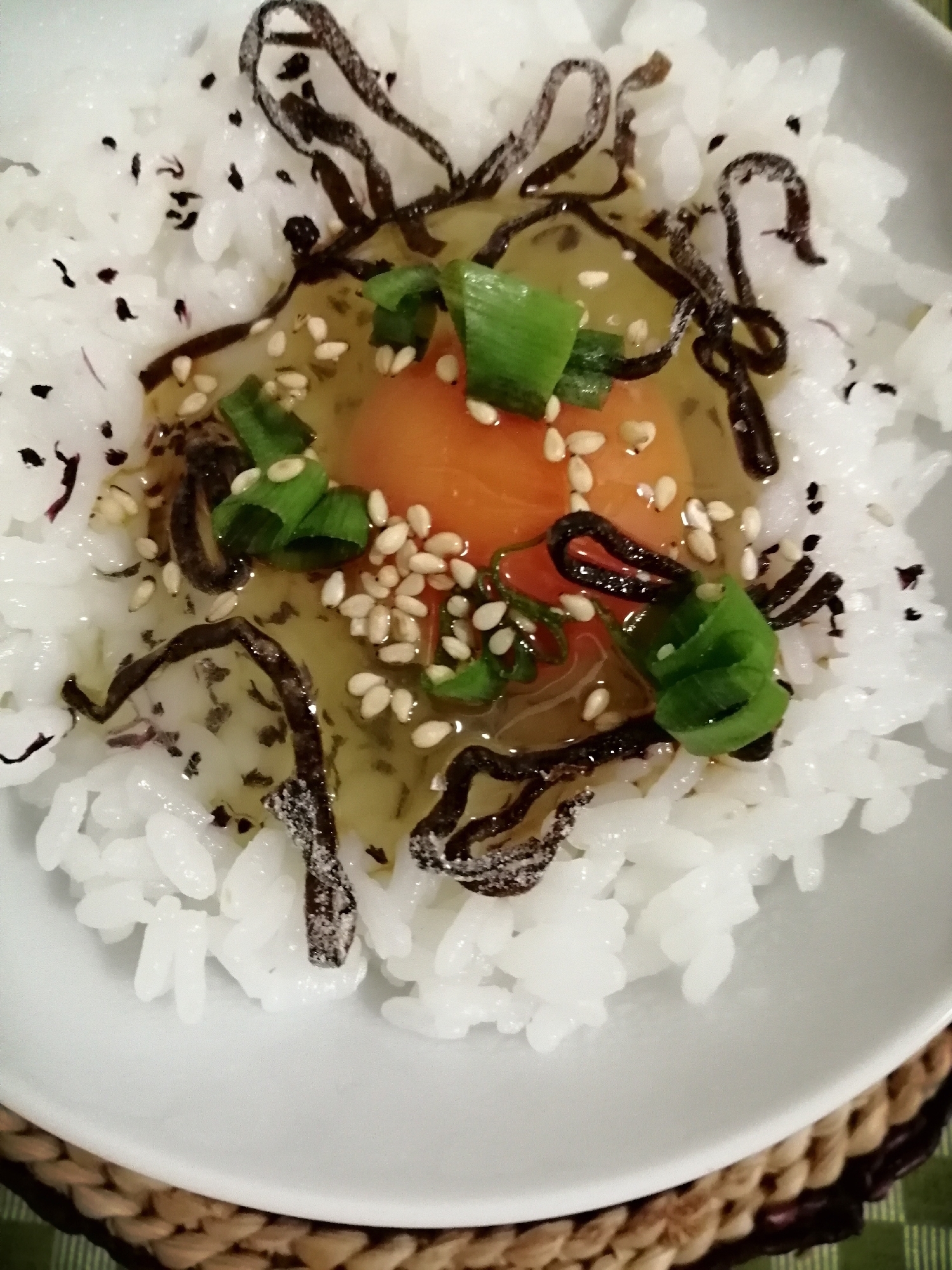 ゆかりのふりかけと塩昆布の卵かけご飯